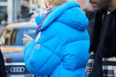 Milano - 14 Ocak: M önce mavi Moncler yastıklı ceket ile Adam