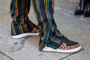 Milano - 14 Ocak: Çizgili pantolonlu kırmızı, sarı ve