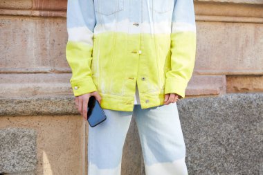 Milano - 14 Ocak: Soluk mavi, sarı ve beyaz kot pantolonlu adam