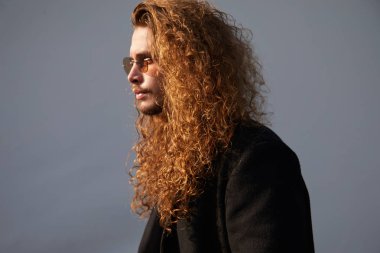 Milano - 14 Ocak: Uzun kıvırcık saçlı ve sunglas ile zarif adam