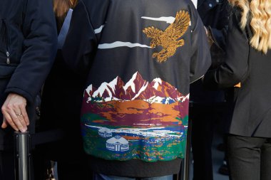 Daks defiles öncesi kartal ile dağ manzarası ile ceketli adam, Ocak'ta Milano Moda Haftası sokak stili 14 Ocak 2018 Milano'da.