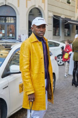 Daks defiles iã§in deä iÅ kks ã1/4ncesi sarı deri ceketli, beyaz kaplÄ± ve pantolonlu adam, 14 Ocak 2018 Milano' da Milano Moda Haftası sokak stili.