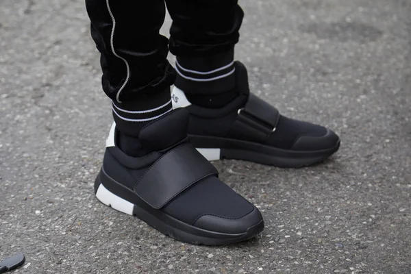 Homme avec baskets noires et blanches sans lacets avant le défilé de mode Albino Teodoro, Milan Fashion Week street style le février 21, 2018 à Milan . — Photo