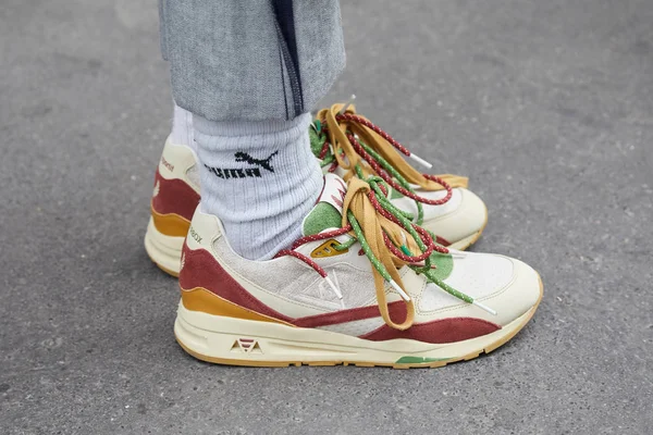 Homme avec des chaussures Le Coq Sportif beige et des chaussettes Puma grises avant le défilé Albino Teodoro, Milan Fashion Week street style le février 21, 2018 à Milan . — Photo