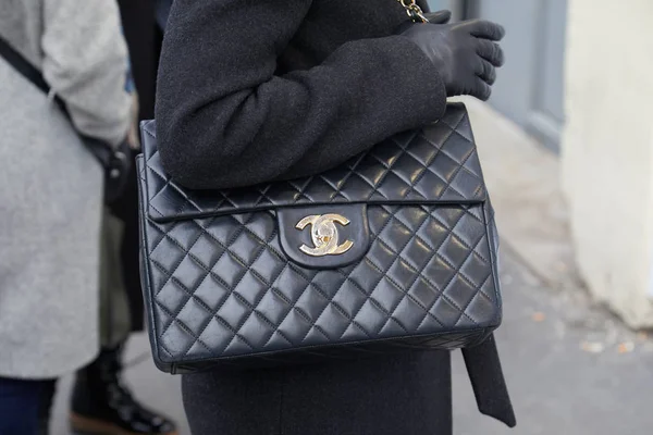 Mujer con gran bolso de cuero Chanel con logo dorado antes del desfile de moda Albino Teodoro, Milan Fashion Week street style on febrero 21, 2018 in Milan . — Foto de Stock