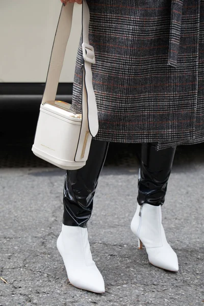 Mulher com Benedetta Bruzziches saco de couro branco e sapatos brancos antes do desfile de moda Albino Teodoro, estilo de rua Milan Fashion Week em fevereiro 21, 2018 em Milão . — Fotografia de Stock
