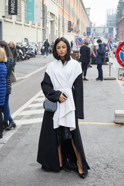 Žena s bílými a černými šaty před módou Albino Teodoro show, Milan Fashion Week street style 21. února 2018 v Miláně. — Stock fotografie