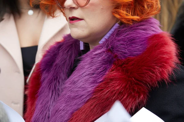 Nő lila és vörös szőrme gallér előtt divat Albino Teodoro show, Milánó Fashion Week utcai stílus február 21, 2018 Milánóban. — Stock Fotó