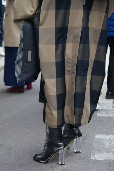 Frau mit beige und schwarz kariertem Mantel und transparenten Stöckelschuhen vor der Fashion Albino Teodoro Show, Mailänder Modewoche Street Style am 21. Februar 2018 in Mailand. — Stockfoto