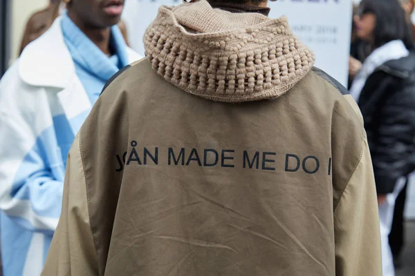 Hombre con abrigo marrón y capucha de lana antes del desfile de moda Albino Teodoro, Milan Fashion Week street style on febrero 21, 2018 in Milan . — Foto de Stock