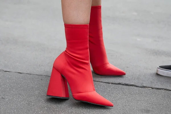 Mujer con zapatos rojos de tacón alto antes de la moda Albino Teodoro show, Milan Fashion Week street style on febrero 21, 2018 in Milan . —  Fotos de Stock