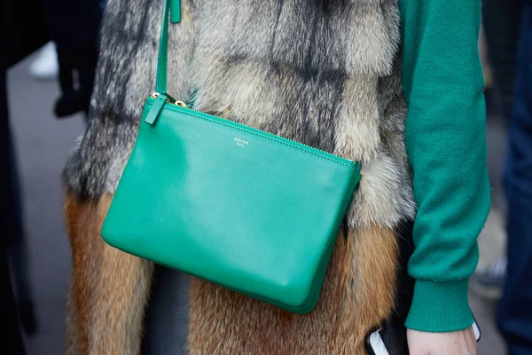 Mujer con piel verde Celine bag y abrigo de piel beige y marrón antes del desfile de moda Albino Teodoro, Milan Fashion Week street style on febrero 21, 2018 in Milan . — Foto de Stock