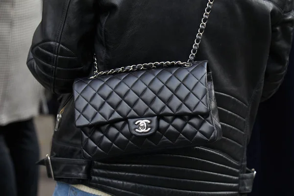 Kobieta w czarnej skórzanej torbie Chanel i kurtce przed pokazem mody Albino Teodoro, Milan Fashion Week street style 21 lutego 2018 w Mediolanie. — Zdjęcie stockowe