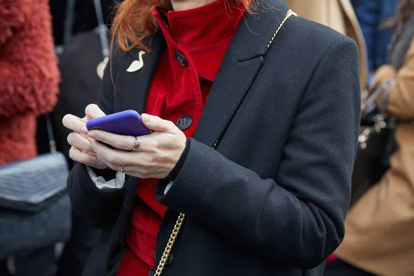 Mujer con chaqueta negra y camisa de terciopelo rojo mirando el smartphone antes del desfile de moda Albino Teodoro, Milan Fashion Week street style on febrero 21, 2018 in Milan . —  Fotos de Stock