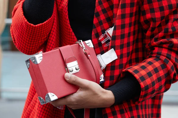 Hombre con chaqueta a cuadros roja y bolso de cuero rojo antes del espectáculo de moda Albino Teodoro, Milan Fashion Week street style on febrero 21, 2018 in Milan . — Foto de Stock