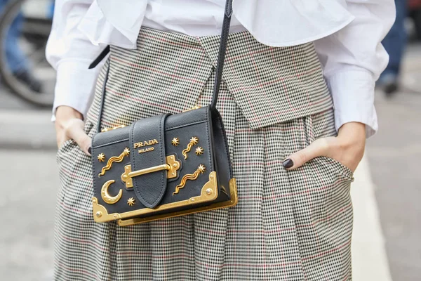 Vrouw met zwart leer Prada tas met gouden maan en sterren decoratie wit shirt voor mode Albino Teodoro show, Milaan Fashion Week straatstijl op 21 februari 2018 in Milaan. — Stockfoto