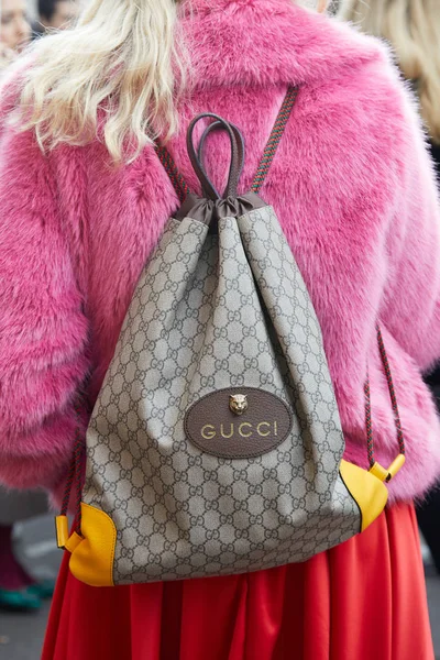 Женщина в рюкзаке Gucci и розовой меховой куртке перед показом моды Albino Teodoro, уличный стиль Миланской недели моды 21 февраля 2018 года в Милане . — стоковое фото