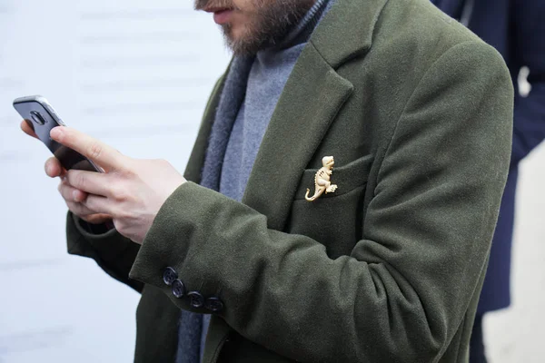 Человек в темно-зеленой куртке с золотой брошь динозавра перед показом моды Альбино Теодоро, Милан Неделя Моды стиль на улице 21 февраля 2018 года в Милане . — стоковое фото