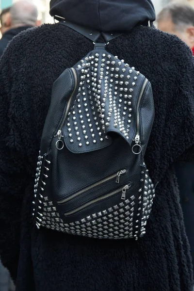 Man med svart läder ryggsäck med dubbar och päls innan Fashion Albino Teodoro show, Milan Fashion Week Street Style den 21 februari 2018 i Milano. — Stockfoto