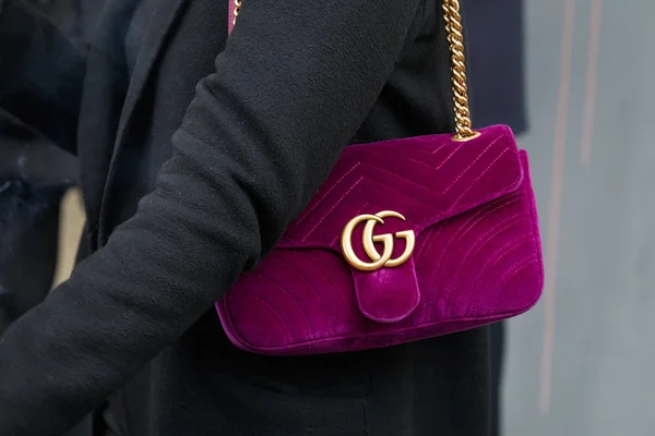Perempuan dengan tas Gucci beludru ungu dengan logo dan rantai emas sebelum fashion Albino Teodoro show, Milan Fashion Week gaya jalan pada 21 Februari 2018 di Milan . — Stok Foto