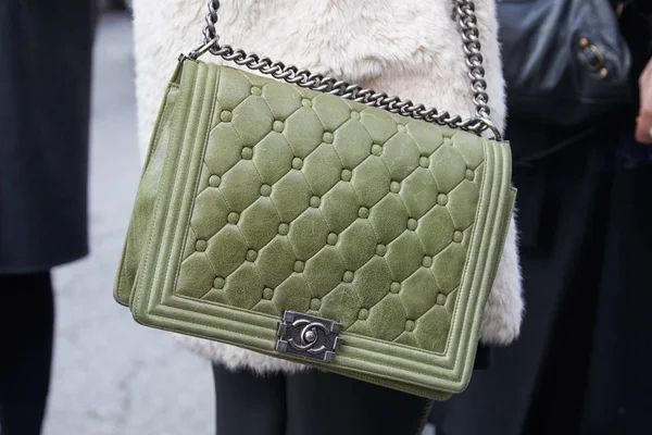 Kobieta z zieloną torebką Chanel i białym futrem przed pokazem mody Albino Teodoro, Milan Fashion Week street style 21 lutego 2018 w Mediolanie. — Zdjęcie stockowe