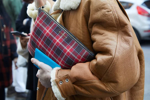Hombre con chaqueta de cuero marrón oveja y bolso Givenchy a cuadros rojo antes del desfile de moda Albino Teodoro, Milan Fashion Week street style on febrero 21, 2018 in Milan . —  Fotos de Stock