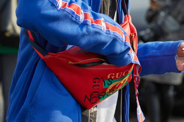 Hombre con bolsa roja de Gucci y chaqueta azul antes del desfile de moda de Gucci, Milan Fashion Week street style on febrero 21, 2018 in Milan . —  Fotos de Stock