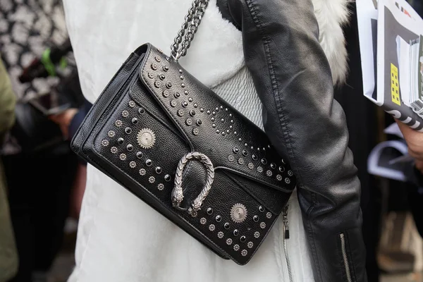 Vrouw met Gucci zwarte leren tas met studs decoratie voor Gucci modeshow, Milaan Fashion Week straatstijl op 21 februari 2018 in Milaan. — Stockfoto