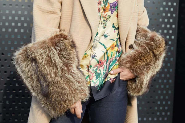 Mujer con abrigo beige con puños de piel y camisa floral antes del desfile de moda Gucci, Milan Fashion Week street style on febrero 21, 2018 in Milan . —  Fotos de Stock