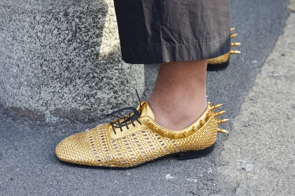 Man with golden shoes with studs before Gucci fashion show, Milan Fashion Week street style on February 21, 2018 in Milan. — Stok Foto