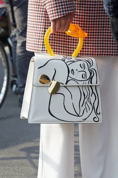 Žena s bílou koženou taškou s ženským designem a oranžovou rukojetí před módní přehlídkou Gucci, Milan módní týden styl ulice 21. února 2018 v Miláně. — Stock fotografie