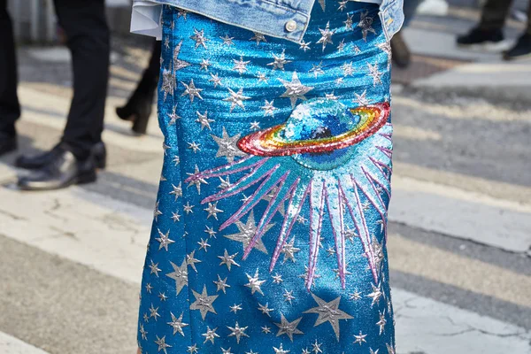 2018年2月21日在米兰举行的米兰时装周街头时装秀之前，一位身穿蓝色闪光裙、闪烁着银星和一颗亮片行星的女性. — 图库照片