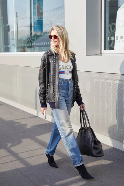 Mujer con camisa Gucci y pantalones de mezclilla azul antes del desfile de moda Gucci, Milan Fashion Week street style on febrero 21, 2018 in Milan . — Foto de Stock