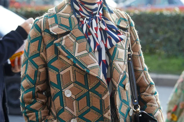 Mujer con chaqueta beige, verde y dorada con diseño geométrico antes del desfile de moda Gucci, Milan Fashion Week street style on febrero 21, 2018 in Milan . — Foto de Stock