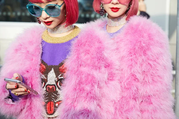 Kvinnor med rosa päls och hår före Gucci modevisning, Milan Fashion Week street style den 21 februari 2018 i Milano. — Stockfoto