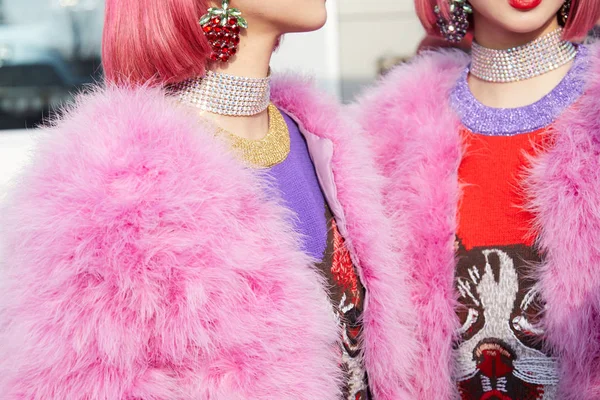 2018年2月21日，在米兰举行的"米兰时装周"街头时装秀之前，身穿粉色皮毛外套和头发的女性. — 图库照片