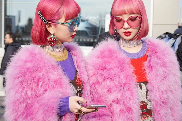 Γυναίκες με ροζ γούνα και μαλλιά πριν την επίδειξη μόδας Gucci, Milan Fashion Week street style στις 21 Φεβρουαρίου 2018 στο Μιλάνο. — Φωτογραφία Αρχείου