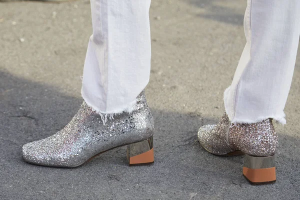Nő ezüst csillogó cipő és fehér nadrág előtt Gucci divatbemutató, Milánó Fashion Week utcai stílus február 21, 2018 Milánóban. — Stock Fotó