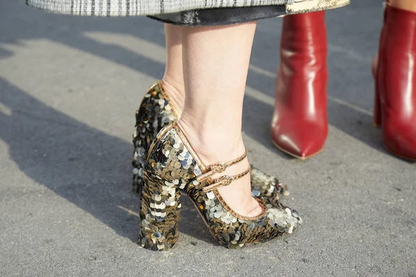 Женщина в туфлях на высоком каблуке в солнечном свете перед показом мод Gucci, стиль Миланской недели моды 21 февраля 2018 года в Милане . — стоковое фото