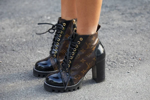 MILÁN - 21 DE FEBRERO: Mujer con zapatos de tacón alto Louis Vuitton —  Fotos de Stock
