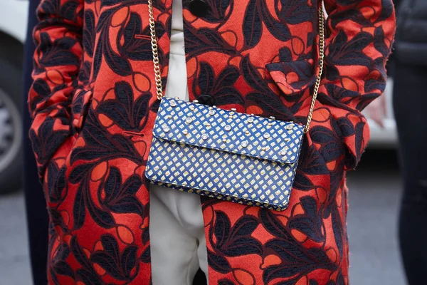 MILAN - FEBRUARY 21: Woman with red and blue floral coat and blu — Stock Photo, Image