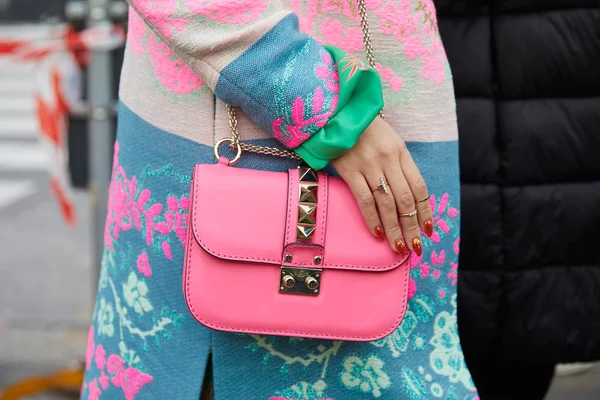 MILÁN - 21 DE FEBRERO: Mujer con bolsa de cuero rosa con estampado dorado — Foto de Stock