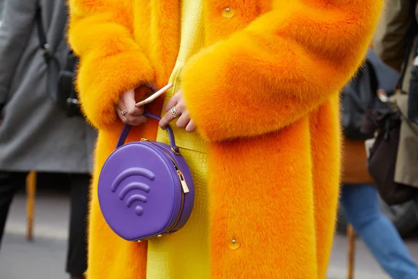 MILAN - FEBRUARY 21: Woman with orange fur coat, yellow dress an — Stock Photo, Image