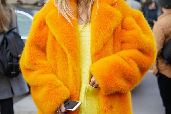 Мілан-21 лютого: жінка з апельсиновим пальто і жовте плаття — стокове фото