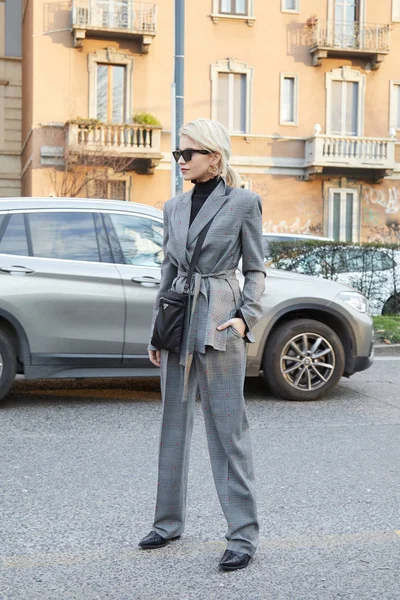 MILAN - 21 FÉVRIER : Caroline Daur avec veste et pantalon gris — Photo