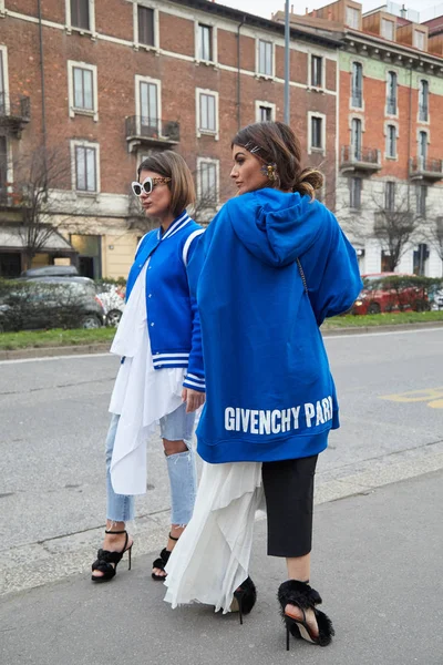 Milan-21 lutego: kobiety z niebieskim kurtka Givenchy i Bluza z kapturem — Zdjęcie stockowe