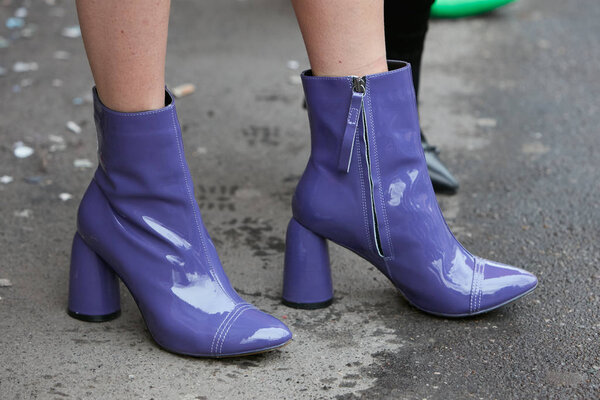 МИЛАН - 22 ФЕВРАЛЯ: Женщина с фиолетовым лаком на высоком каблуке
 