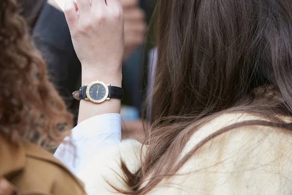 MILÁN - 22 DE FEBRERO: Mujer con reloj Bulgari dorado con negro —  Fotos de Stock