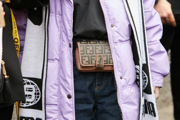 MILÁN - 22 DE FEBRERO: Mujer con bolsa marrón Fendi y almohadilla púrpura — Foto de Stock