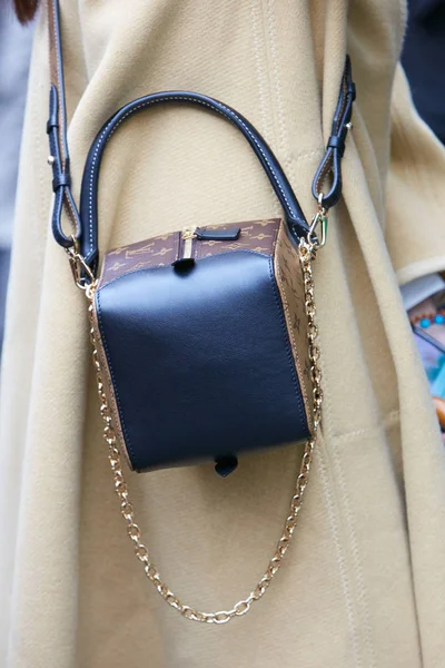 МИЛАН - 22 ФЕВРАЛЯ: Женщина с голубой кожаной сумкой Louis Vuitton — стоковое фото